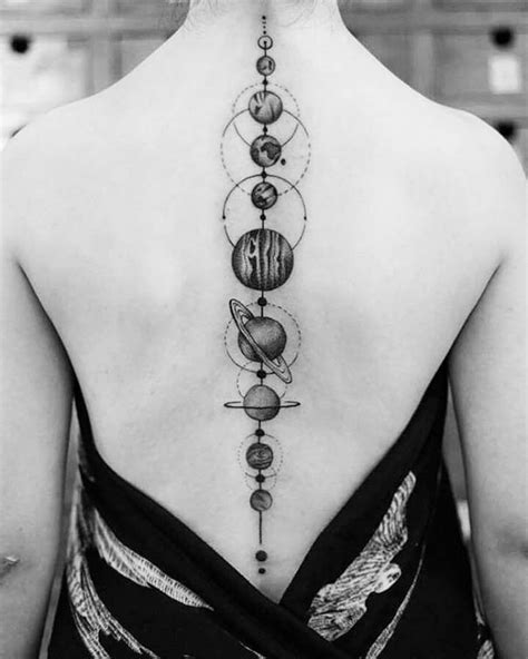 30 meilleures idées de tatouages sur la colonne。